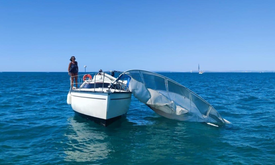 Dismasting in 10 knots of wind!